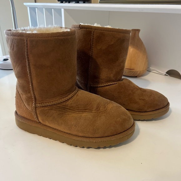 COPY - UGGS - Picture 2 of 3